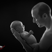 Portrait noir et blanc de nouveau-né en studio