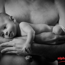 Portrait noir et blanc de nouveau-né en studio