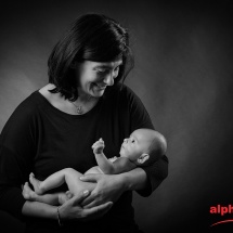 Portrait noir et blanc de nouveau-né en studio