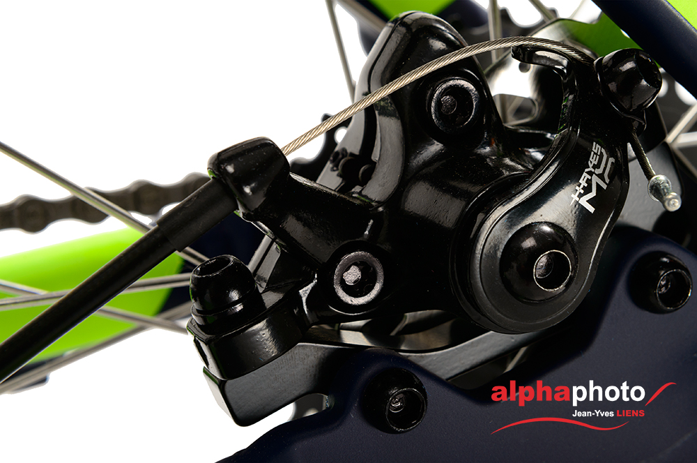 Packshot produit d'un vélo tout terrain photographié en studio sur fond blanc pour du packshot publicitaire. Détail du système de freinage arrière.