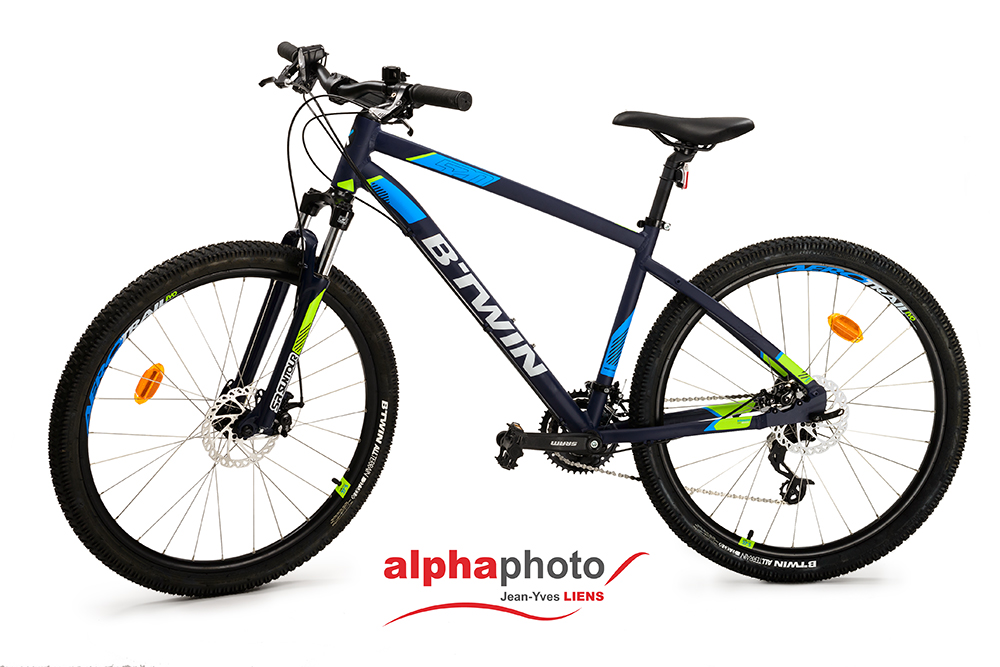 Packshot studio de produit d'un vélo tout terrain photographié en studio sur fond blanc.